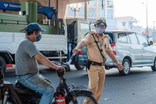 TP Hồ Chí Minh: Hàng trăm xe cũ nát, xe lôi tự chế bị tạm giữ ngày đầu ra quân