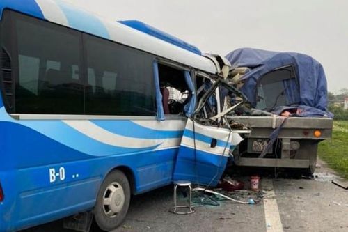 Tai nạn giao thông mới nhất hôm nay 16/3: Xe khách tông đuôi xe đầu kéo, 2 người chết, 20 người bị thương