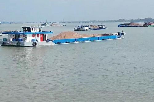 An Giang: Bắt nhiều sà lan chở cát lậu trên sông