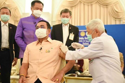 Thủ tướng và các bộ trưởng Thái Lan tiêm vaccine ngừa Covid-19 của AstraZeneca