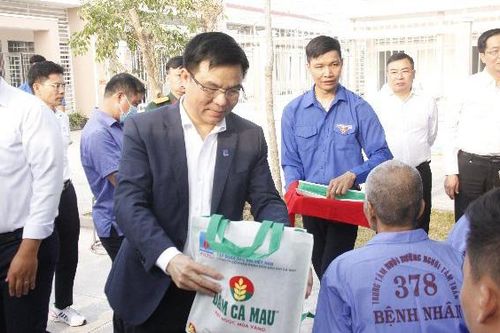 Tặng quà Trung tâm Nuôi dưỡng người tâm thần Cà Mau
