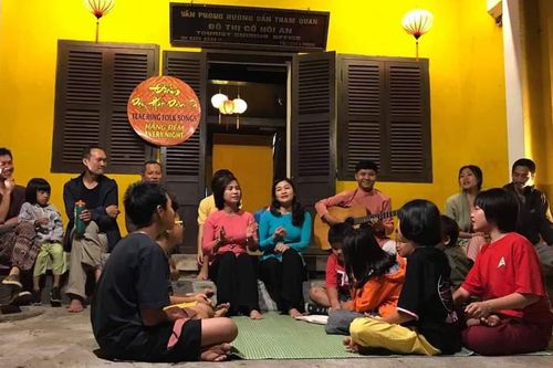 Tổ chức trình diễn và dạy hát dân ca cộng đồng