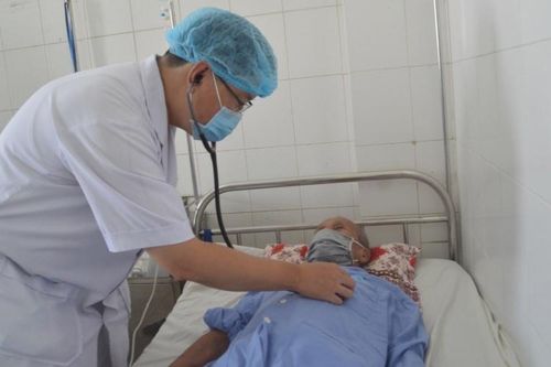 Phẫu thuật cứu sống hai cụ ông hơn 100 tuổi