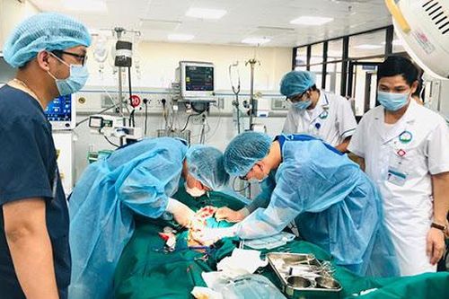 Người phụ nữ mang khối áp xe thùy phổi 'khổng lồ'