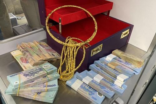 Nữ hành khách bỏ quên vali hơn 300 triệu đồng cùng nhiều vòng vàng trên máy bay VNA