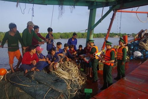 Tích cực tìm kiếm thuyền viên bị điện giật, rơi xuống biển