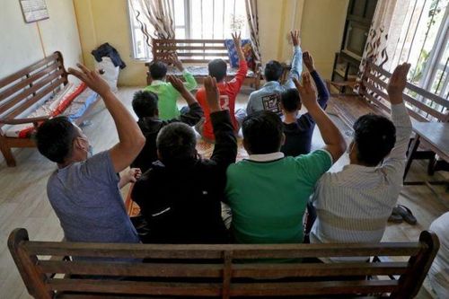 Cảnh sát, lính cứu hỏa Myanmar tìm đường vượt biên sang Ấn Độ