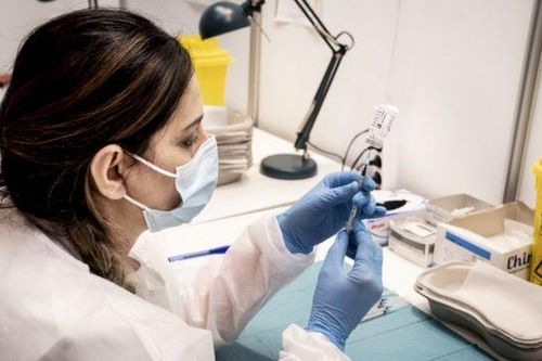 Hàng loạt nước châu Âu ngừng tiêm vắc xin AstraZeneca, WHO khẳng định an toàn