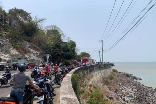Vào cua mất lái, xe máy lao xuống bãi đá biển Vũng Tàu, 1 người tử vong