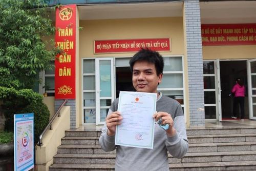 Niềm vui vỡ òa của chàng trai 30 tuổi trong ngày nhận Giấy khai sinh