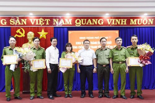 Cà Mau khen thưởng đột xuất vụ bắt 1kg ma túy đá và 1.000 viên thuốc lắc