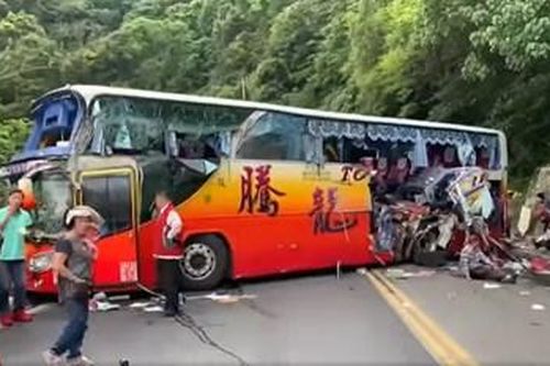xe buýt chở 45 người lao vào dải phân cách trên đường cao tốc ở Đài Loan