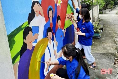 Đoàn viên Đức Thọ vẽ tranh cổ động bầu cử trên các tuyến đường