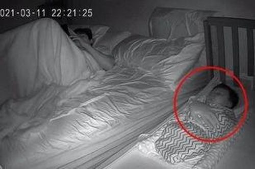 Nửa đêm nhìn camera thấy cảnh vợ ru con, chồng đứng hình mất mấy giây