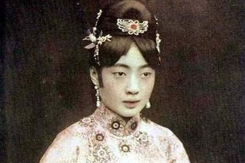 Hoàng hậu cuối cùng nhà Thanh 'nghiện' khỏa thân để che lấp thiếu thốn trong đời sống chăn gối