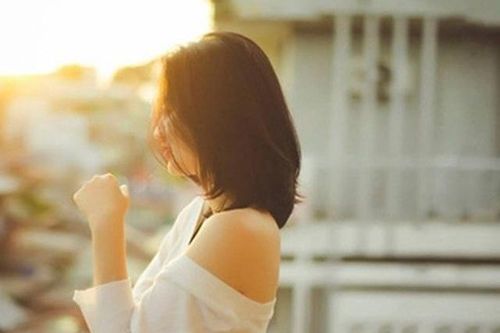 Tin nhắn của chị chồng khiến người vợ trẻ bức xúc