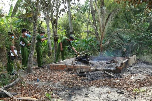 2 người đàn ông tử vong bất thường: Một người nằm tại chòi lá, một người bị thiêu cháy ở gần chuồng bò