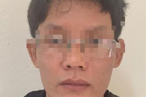 Gã đàn ông khống chế bé gái lúc đang đi học về, ép vào nơi vắng người để dở trò dâm ô