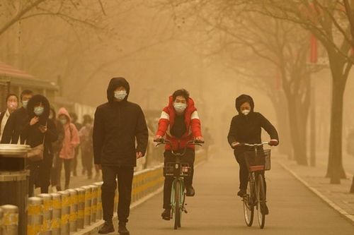 Bão cát kinh khủng nhất trong 10 năm qua ở Trung Quốc, cảnh tượng 'như ngày tận thế'
