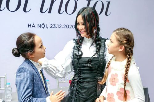 Hồng Nhung lần đầu tiết lộ lí do vì sao con trai 9 tuổi nuôi tóc dài không chịu cắt
