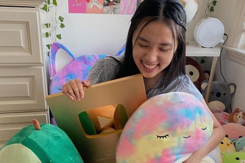 Khoe bộ sưu tập nút vàng YouTube, Jenny Huỳnh được anh trai hứa hẹn tặng ngay món quà độc lạ