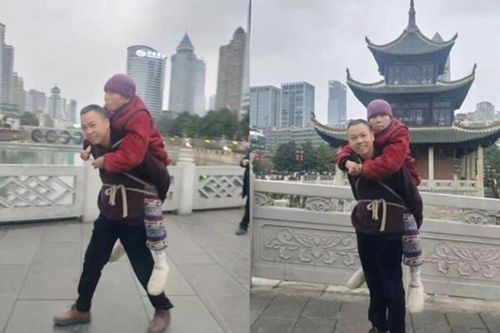 Người đàn ông buộc mẹ già trên lưng đi du lịch: 'Ngày xưa mẹ bế con, bây giờ con cõng mẹ'