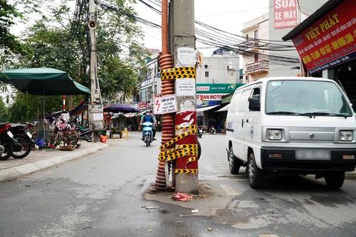 Cột điện cao thế 'chình ình' giữa ngõ ở Hà Nội, cản trở hoạt động đi lại của người dân