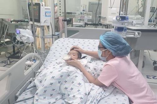 Bé 15 tháng tuổi bị bệnh tay chân miệng biến chứng nặng được cứu sống