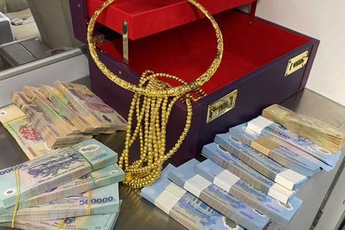 12 cọc tiền cùng kiềng, vòng vàng bị bỏ quên trên máy bay