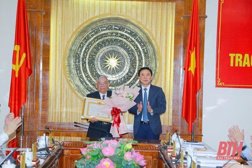 Trao Huy hiệu 60 năm tuổi Đảng cho đồng chí Phùng Sỹ Các, nguyên Ủy viên Ban Thường vụ Tỉnh ủy, nguyên Chủ nhiệm Ủy ban Kế hoạch tỉnh