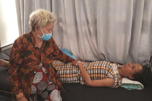 2 phụ nữ cần được giúp đỡ