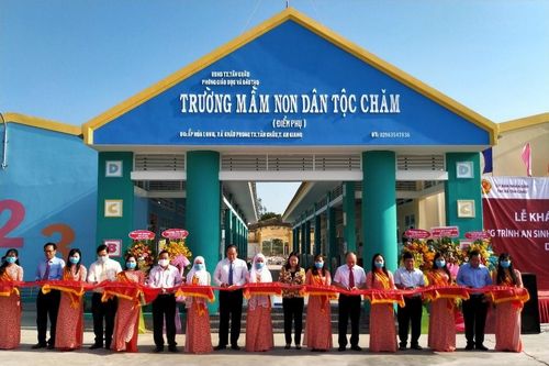Đồng bào dân tộc thiểu số Chăm vui mừng khi có trường mầm non