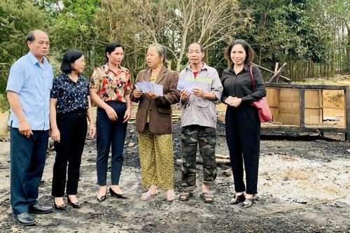 Sơn Dương hỗ trợ gia đình bị cháy nhà ở Trung Yên