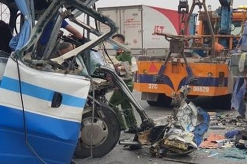 Xe khách tông vào đuôi xe đầu kéo, 1 người chết, 15 người bị thương