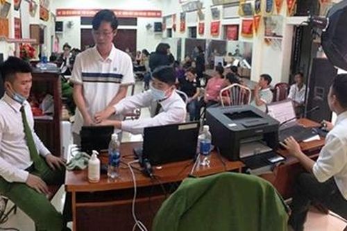 Nửa đêm người dân mang nước, hoa quả tới động viên CBCS cấp CCCD