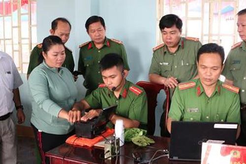 Một ngày Công an huyện làm 880 hồ sơ CCCD