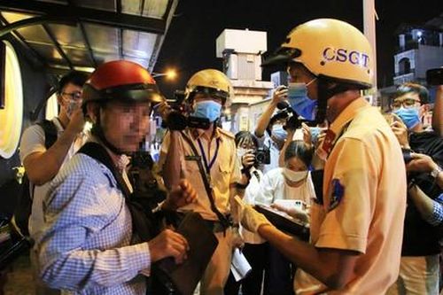 Bị CSGT phạt 7 triệu, 'ma men' vứt xe bỏ đi rồi quay lại năn nỉ