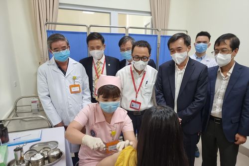 Gần 16.000 người Việt Nam được tiêm vaccine COVID-19 sau một tuần triển khai