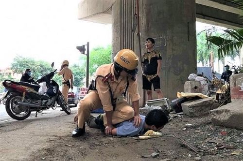 Bị xử phạt vi phạm nồng độ cồn, tài xế chửi bới rồi đấm CSGT