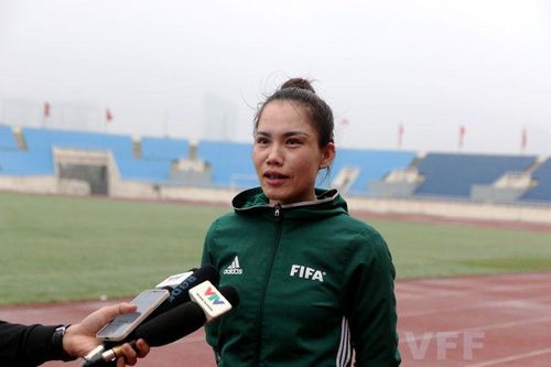 Vượt bài kiểm tra thể lực, nữ trọng tài Việt Nam làm nên lịch sử