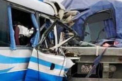 Nghệ An: Xe khách đâm vào đuôi xe đầu kéo đỗ bên đường, nhiều người thương vong
