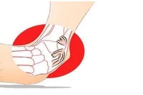 Cô gái 25 tuổi phát hiện giới tính thật của mình trong một lần đi khám mắt cá chân, BS nói nguyên nhân có thể do sự kết hôn của cha mẹ cô