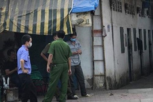 TP.HCM: Thấy vợ nằm gục lúc sáng sớm, chồng lại gần phát hiện nạn nhân đã tử vong