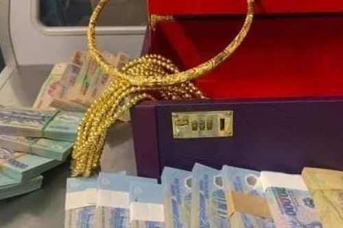 Hành khách nhận lại hơn 300 triệu đồng tiền mặt và vàng bỏ quên trên máy bay