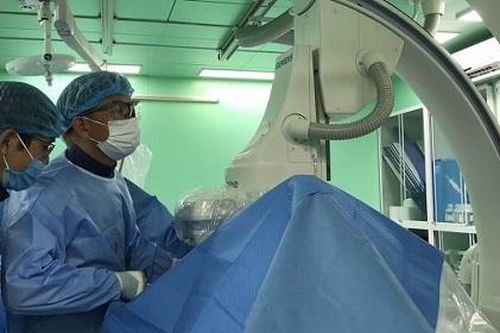 2 cụ ông 101 tuổi được phẫu thuật ít xâm lấn