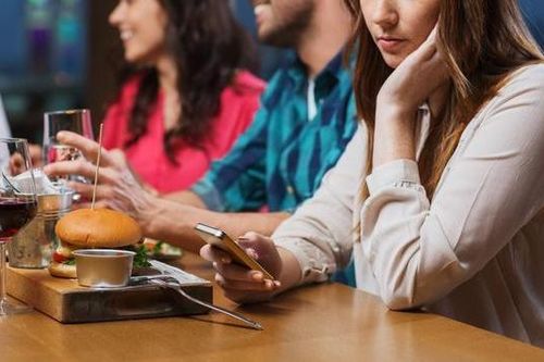 Sử dụng điện thoại thông minh và mạng xã hội gây chứng nghiến răng và đau cơ hàm
