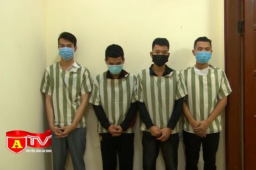 Dựng kịch bắt cóc rồi mang tiền đến chuộc để lấy lòng bạn gái