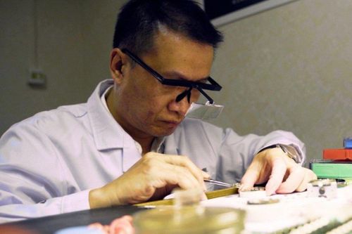 Người đàn ông tự làm đồng hồ, bán giá 80.000 USD
