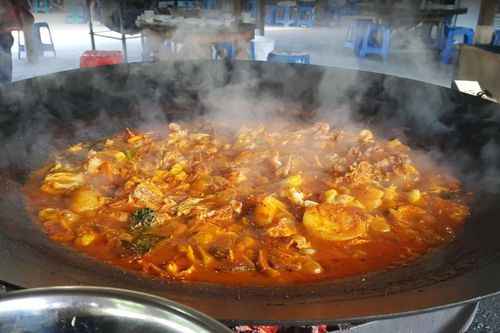 Món gà xào trong chảo lớn ở Hàn Quốc