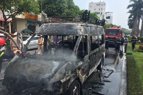 Xe chở quan tài bốc cháy giữa phố Đà Nẵng